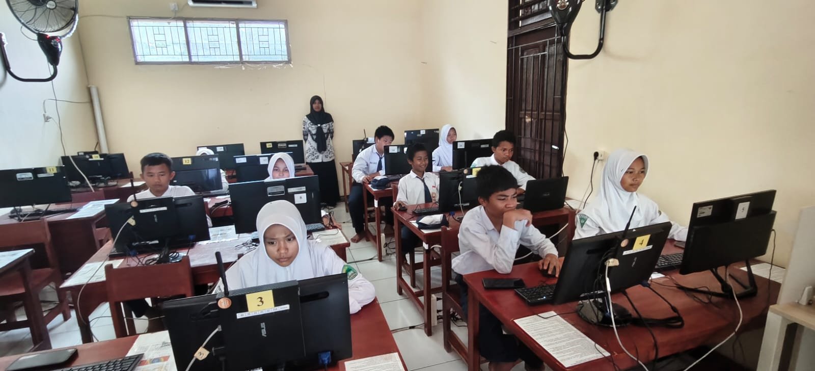 Simulasi Persiapan TKA di SMPN 24 PPU: Upaya Meningkatkan Kesiapan Akademik Siswa